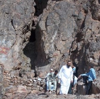 wisata gua uhud