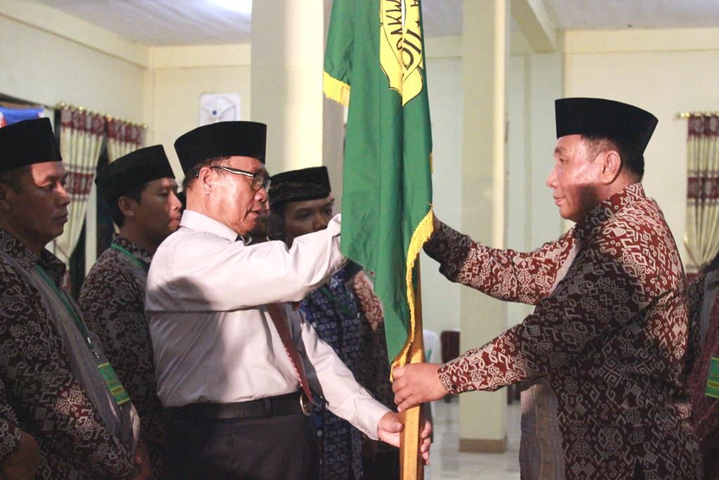 penyerahan panji bendera ldii dari unsur dpw kepada ketua terpiliha ldii lampung utara periode 2015 2020
