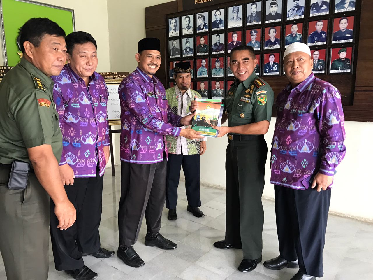 LDII menyerahkan buku organisasi dan majalah Nuansa pada Danrem 043 Gatam