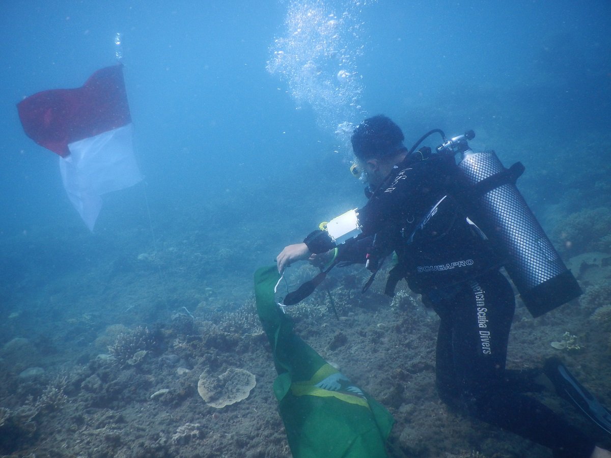Kibar Bendera Bawah Laut
