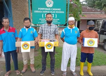 LDII Merangin Bagi Masker di Pasar Desa Bunga Antoi