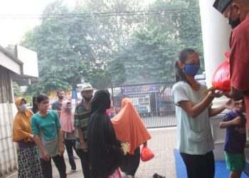 LDII Pimpinan Anak Cabang Jatiasih Sebar Paket Bahan Pokok kepada Masyarakat
