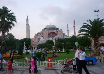 Hagia Sophia: Katedral, Museum, dan Masjid