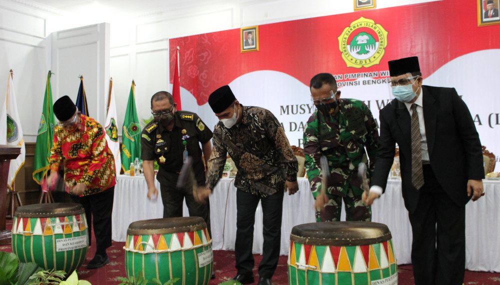 Pembukaan Muswil VI LDII Bengkulu pada Senin (12/10). Acara tersebut dibuka oleh Plt Gubernur Bengkulu, Dedy Ermansyah dan dihadiri oleh para pejabat pemerintah, TNI/Polri, dan seluruh ormas Islam di Bengkulu.