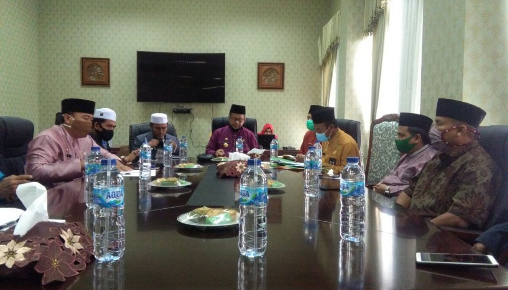 Pemkab Rohul menggelar rapat dengan seluruh ormas Islam, untuk menyatukan persepsi mengenai Covid-19, Rabu (7/10).