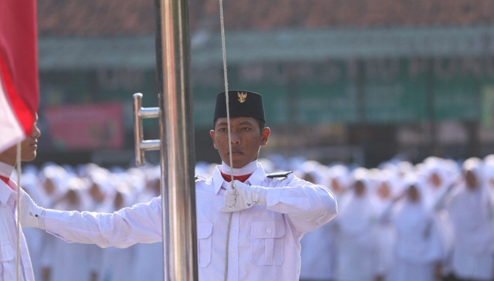 Ilustrasi santri desang upacara bendera tiap hari Senin. Dok. LINES