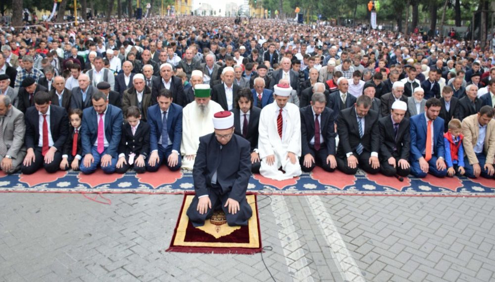 Ilustrasi umat Islam di Albania. (Foto: Newsweek).