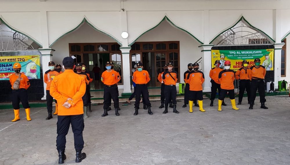 Relawan Tisaga Buana, Karanganyar, memperoleh arahan sebelum melakukan penyemprotan cairan disinfektan (8/10).