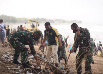 Awal Tahun, LDII Bali dan TNI Bersih-bersih Pantai