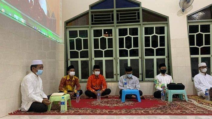 Kepala Kantor Kementerian Agama (Kemenag) Tala HM Rusdi Hilmi saat memberi nasehat dalam pengajian warga LDII di Kabupaten Tala, Senin (9/3). Pengajian dilakukan secara daring, yang diikuti seluruh warga LDII Tala. Dok. DPD LDII Tala