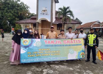 Warga LDII Dukuhwaru Tegal Kompak Bagi Takjil Gratis Setiap Hari