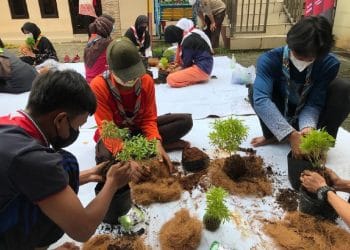 Sako SPN Depok Bertanam Ala Jepang dengan Kokedama