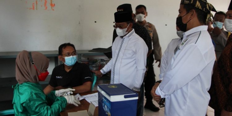 DPD LDII Kota Tangerang menggelar vaksinasi dosis 2 di SMP Al Furqon Boarding School yang ditinjau Wakil Walikota Tangerang. Foto: LINES.