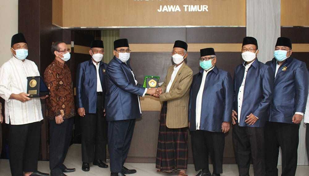 Ketua DPW LDII Jawa Timur KH Moch. Amrodji Konawi beserta pendamping mengunjungi PW Muhammadiyah Jawa Timur. Foto: Kiriman Daerah.