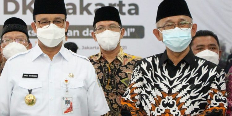 Gubernur Anies berfoto bersama Ketua DPP LDII Chriswanto Santoso. Foto: LINES.