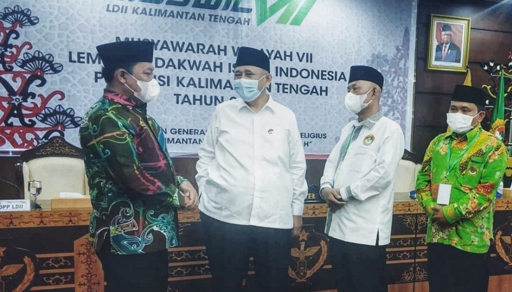 Ketua Umum DPP LDII KH Chriswanto Santoso yang hadir dalam Muswil VII LDII Kalteng kemarin (20/11), mengajak masyarakat untuk mengedepankan keutuhan bangsa diatas kepentingan pribadi. Foto: LINES.