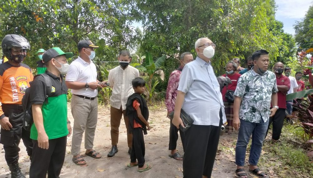 Ketum DPP LDII Chriswanto Santoso meninjau banjir yang menimpa Kalimantan Tengah beberapa waktu lalu. Foto: Kiriman Daerah.