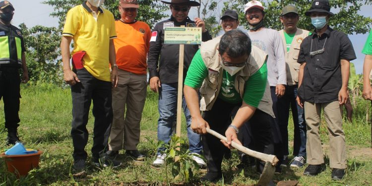 Menanam pohon merupakan bagian dari dakwah bil haal, yang menyejukkan, sopan, tidak proaktif, dan juga ramah lingkungan. Foto: Kiriman Daerah.