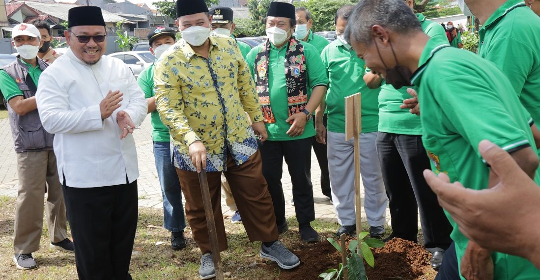 DPP LDII menggelar "Gerakan LDII Tanam Pohon", untuk mendukung program bulan menanam pohon. Acara dilaksanakan di kampus Sekolah Tinggi Ilmu Agama Minhaajurrosyidin, Pondok Gede, Jakarta Timur pada Minggu (12/12), yang dihadiri KH Munahar Ketua Umum MUI DKI Jakarta. Foto: LINES.