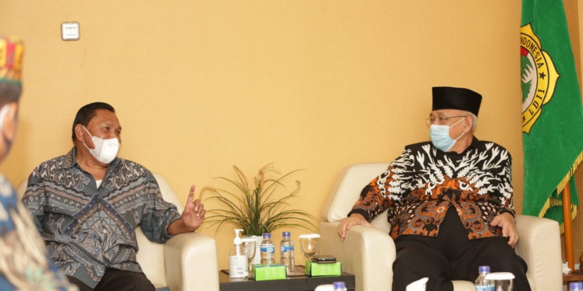 Anggota DPD RI Abdullah Puteh silaturrahim ke kantor DPP LDII, Jakarta. Foto: LINES.