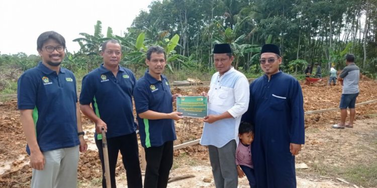 LDII Berbas Pantai, Bontang memberikan bantuan pada pembangunan pondok pesantren Darud Da'wah wal Irsyad (DDI) Ar-Rahman, Bontang (15/1). Foto: Kiriman Daerah.