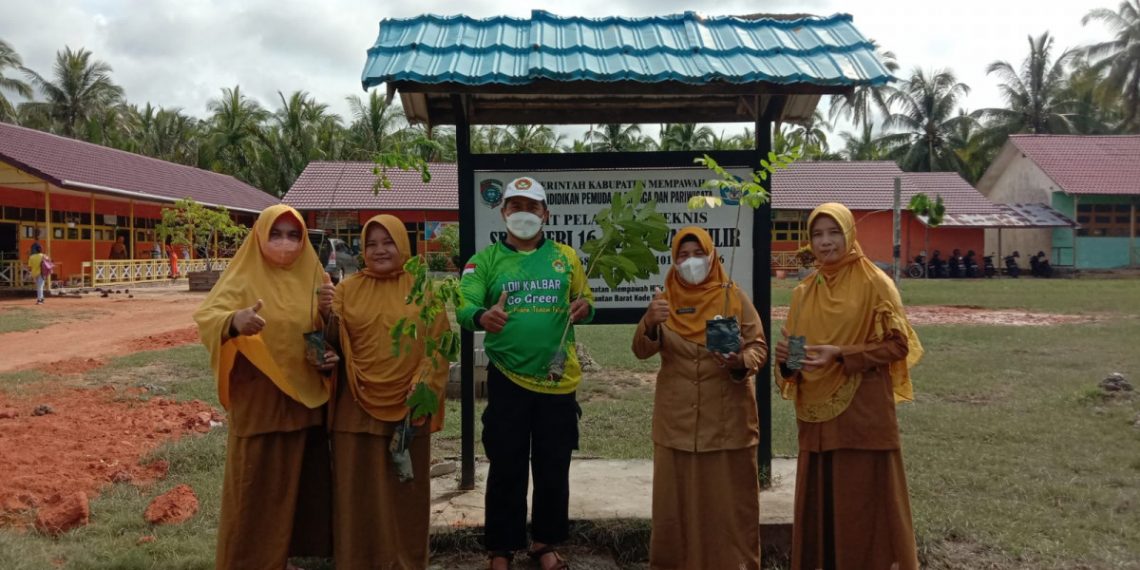 Ketua DPW LDII Kalbar menawarkan gagasan sekolah adiwiyata di SD 16 Mempawah. Foto: Kiriman Daerah.