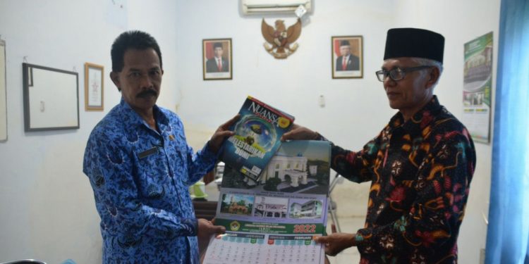 Silaturrahim LDII Pamekasan dengan Kesbangpol sekaligus memperkenalkan kepengurusan baru. Foto: Kiriman Daerah.