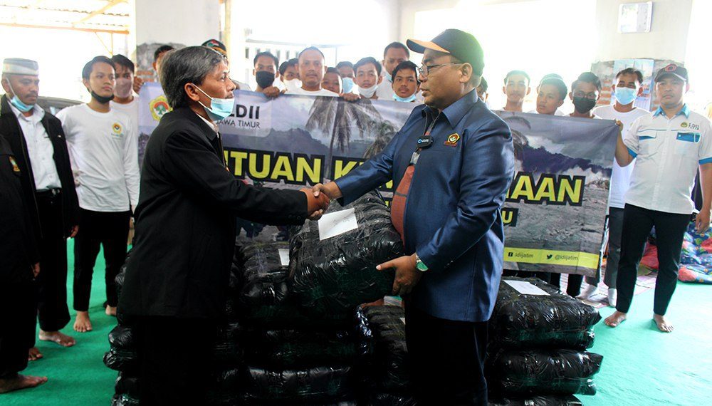Relawan LDII Bantu Korban Erupsi Semeru. Foto: Kiriman Daerah.