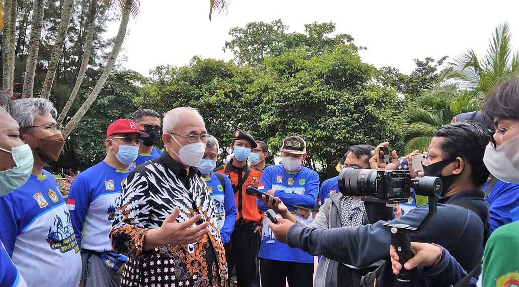 Ketua Umum DPP LDII KH Chriswanto Santoso hadir dalam Fun Bike dan Bersih Pantai, Minggu (13/2). Foto: LINES Kaltim.