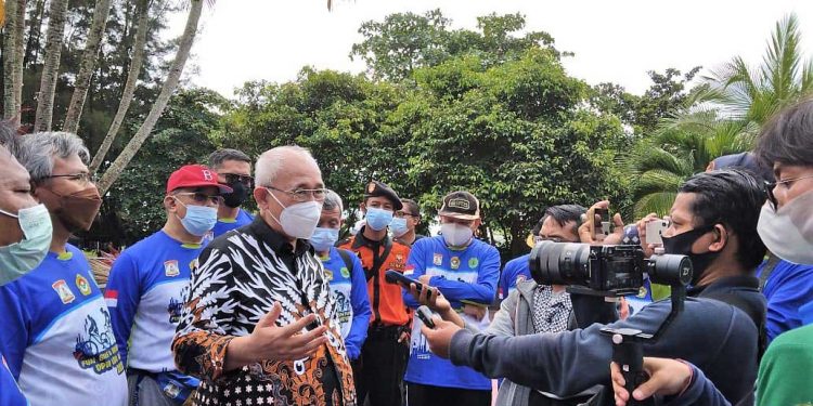 Ketua Umum DPP LDII KH Chriswanto Santoso hadir dalam Fun Bike dan Bersih Pantai, Minggu (13/2). Foto: LINES Kaltim.