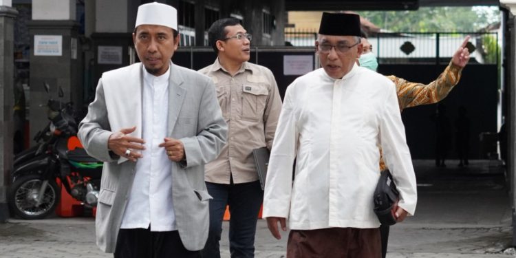 Pengasuh Ponpes Al Ubaidah Kertosono, Nganjuk, Jawa Timur KH Ubaidillah Alhasaniy (kanan) menerima kehadiran Ketua Komisi Fatwa MUI Ngajuk sekaligus Pengasuh Ponpes Darul Ulil Albab KH Kharisuddin Aqib (kiri). Kehadiran KH Kharisuddin untuk memberikan materi etika berdakwah di tengah pluralisme bangsa pada Sabtu (26/2) di Ponpes Al Ubaidah. Dok. Ponpes Al Ubaidah.