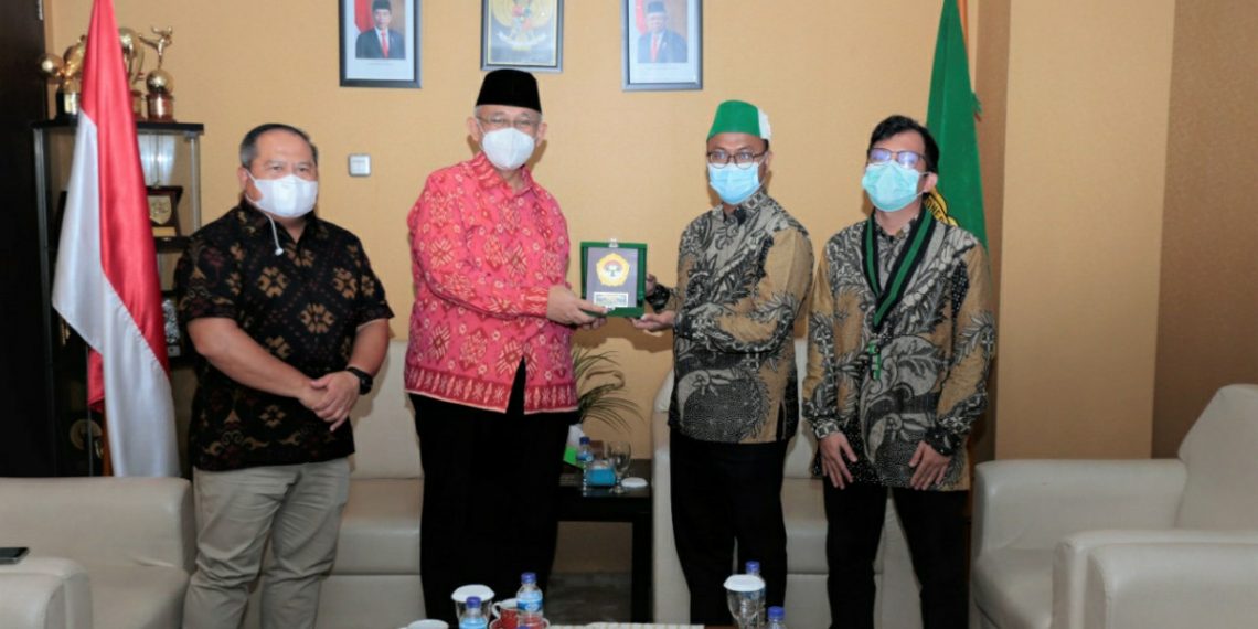 Kunjungan pengurus HMI ke kantor DPP LDII disambut oleh Ketua Umum KH Chriswanto Santoso. Foto: LINES.