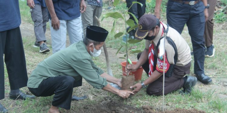 Aksi tanam pohon menunjang konservasi air hingga debit 100 liter per hari. Foto: Kiriman Daerah.