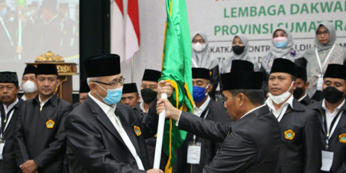 Simbolis pemyerahan pataka sebagai tanda kepengurusan baru DPW LDII Sumut periode 2022-2027. Foto: LINES.