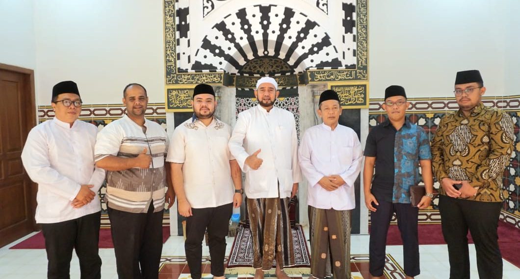 Dalam pertemuan tersebut Habib Syech mengingatkan pentingnya menjaga persatuan dan kesatuan bangsa, terutama umat Islam. Foto: Kiriman Daerah.