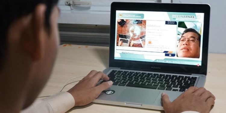 Webinar Nasional yang digelar DPP LDII pada Minggu (20/2) ini merupakan sosialisasi Perpol No. 1 Tahun 2021 Tentang Pemolisian Masyarakat dan Peningkatan Peran LDII dalam Kerjasama Polri. Foto: LINES.