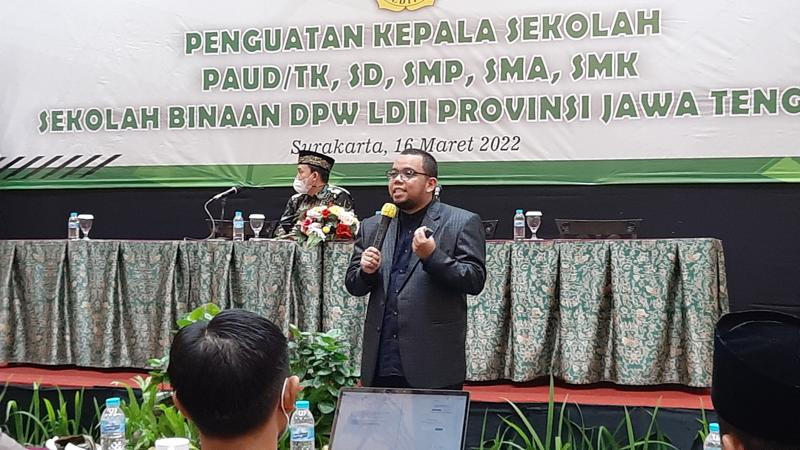 Akmaludin Akbar anggota Dep. Bidang Pendidikan Umum dan Dakwah DPP LDII memberikan pengarahan di depan guru dan kepala sekolah mengenai pendidikan karakter. Foto: Kontributor Jateng.