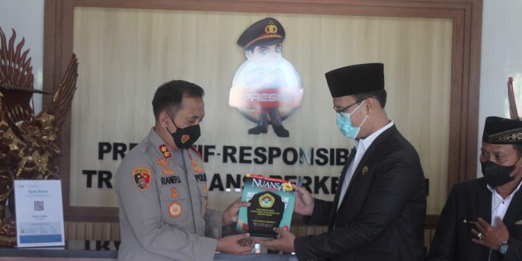 Kapolres Tabanan Ranefli Dian Chandra saat ditemui pengurus LDII Tabanan mengatakan untuk bekerja sama menjaga kamtibmas. Foto: Kontributor Bali