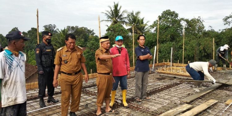 Pengecoran Masjid Abdul Dohir yang bernaung di bawah LDII, memulai pengecoran atap dan diresmikan Bupati Lampung Timur. Foto: Kontributor Lampung.