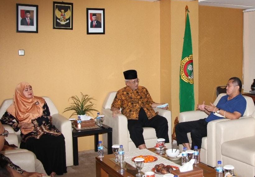 Ketua Umum DPP LDII KH Chriswanto Santoso berdialog dengan politisi DPR RI Endang Maria Astuti dan Singgih Januratmoko. Foto: LINES.