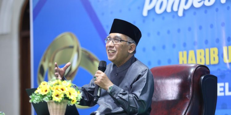Pengasuh Ponpes Al Ubaidah Kertosono, Habib Ubaidillah Al Hasany selaku pemateri pembekalan remaja mengenai pranikah pada Selasa (16/1). Foto: LINES