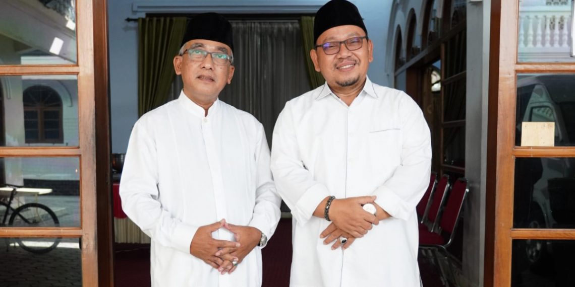 Pengasuh Ponpes Al Ubaidah Kertosono, KH Ubaidillah Alhasaniy menyambut silaturrahim Ketua MUI DKI Jakarta, KH Munahar Muchtar usai memberikan bantuan korban erupsi Gn. Semeru. Foto: Tim Ponpes Al Ubaidah Kertosono.