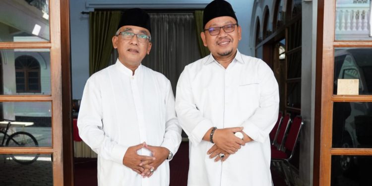 Pengasuh Ponpes Al Ubaidah Kertosono, KH Ubaidillah Alhasaniy menyambut silaturrahim Ketua MUI DKI Jakarta, KH Munahar Muchtar usai memberikan bantuan korban erupsi Gn. Semeru. Foto: Tim Ponpes Al Ubaidah Kertosono.