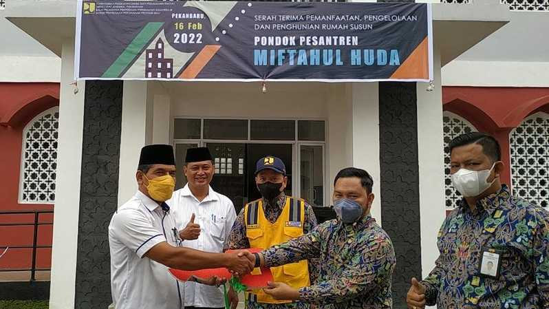 Proses pembangunan Rusun ini termasuk cepat dan kami berharap para santri dapat menuntut ilmu lebih nyaman belajarnya dan sekaligus meningkatkan perekonomian masyarakat sekitar,” Kepala Balai P2P Sumatera III Dirjen PUPR, Zubaidi mengatakan.