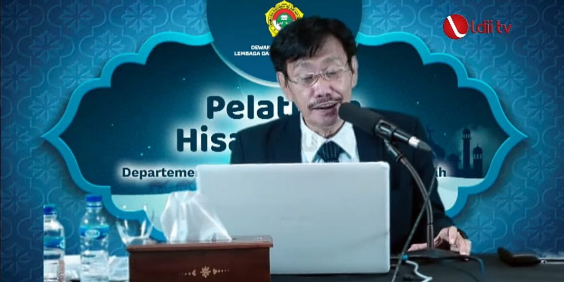 Cecep Nurwendaya sebagai tenaga ahli dan anggota badan hisab Kemenag RI dalam acara pelatihan hisab rukyat DPP LDII di Ponpes Minhajurrosyidin, Jakarta Timur, secara hybrid, Minggu (20/3). Foto: LINES.