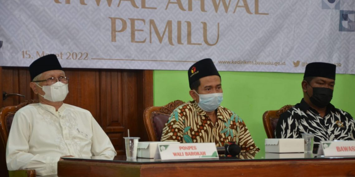 Sosialisasi tersebut bertema Ngaji Pengawasan Ihwal Ahwal Pemilu, yakni pembahasan tentang proses dan aturan-aturan dalam Pemilu. Foto: Kontributor Kediri.