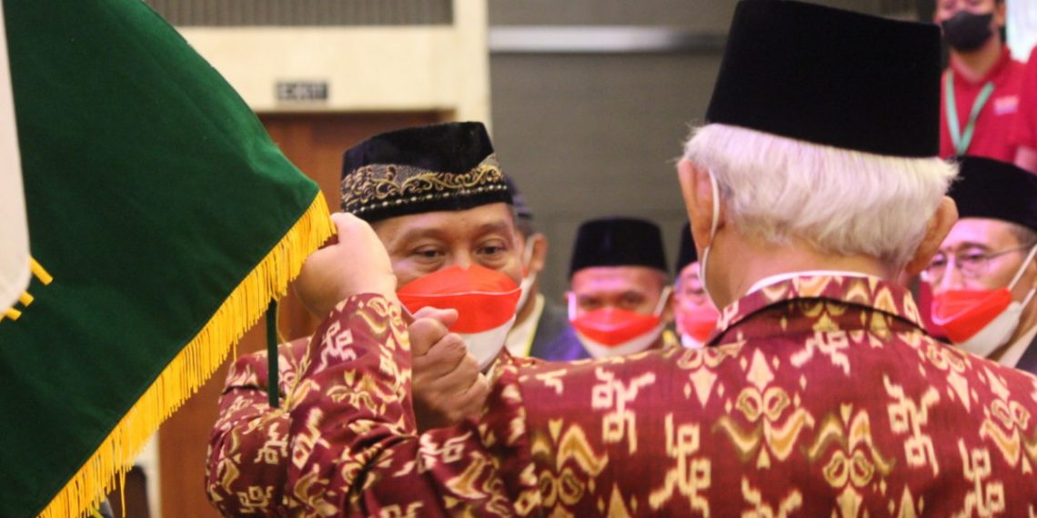 Muswil V DPW LDII Sulteng menetapkan Zulkifli Lasamai sebagai Ketua DPW LDII Sulteng periode 2022-2027. Penyerahan pataka oleh KH Chriswanto Santoso. Foto: Kontributor Sulteng.