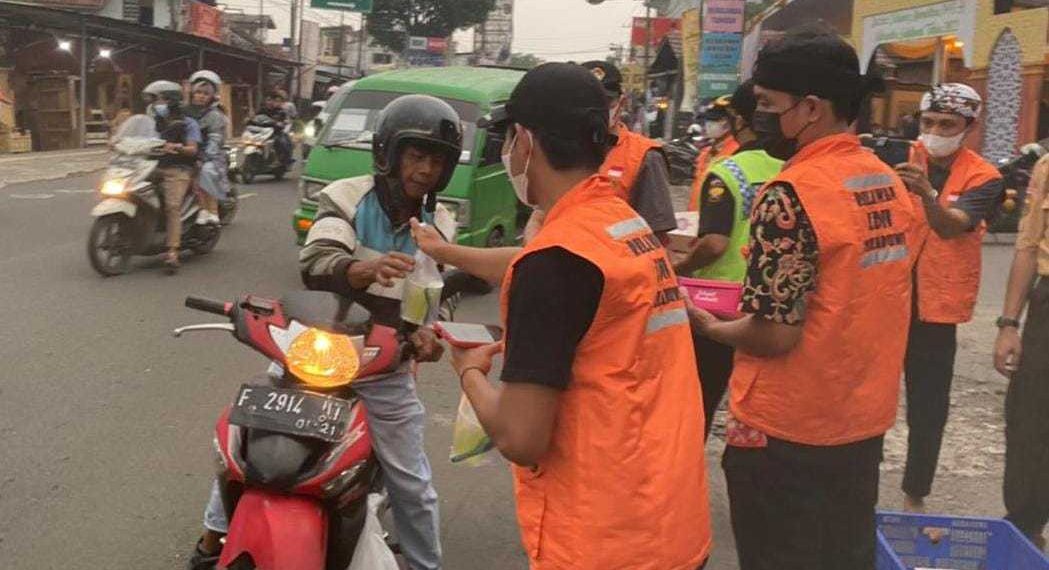 LDII Jabar berbagi takjil Ramadan. Foto: Kontributor LINES.