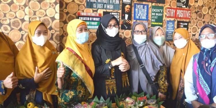 Bupati Banyuwangi Ipuk Fiestiandani berkunjung ke sentra produsen jajanan Wanita LDII di Dusun Kampung Baru Desa Jajag, Kecamatan Gambiran, Banyuwangi disela program Bupati Ngantor di Desa (Bunga Desa), pada Rabu (30/3) lalu. Foto: Kontributor LINES.