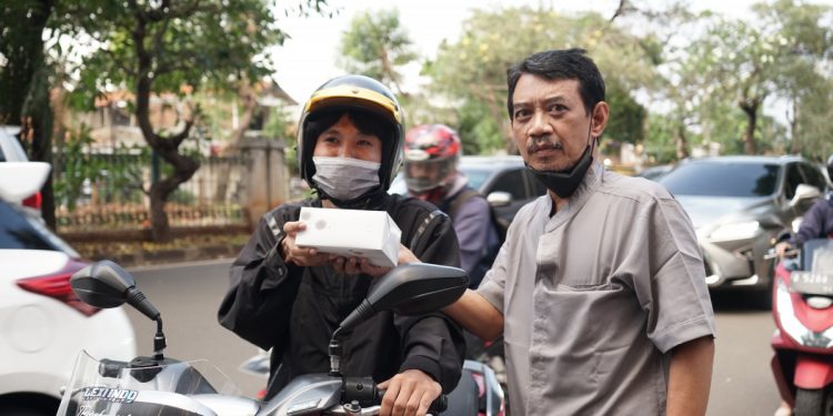 DPP LDII kembali melaksanakan kegiatan sosial pada Ramadan dengan berbagi takjil di depan Kantor DPP LDII, Patal Senayan, Jakarta. Foto: LINES.